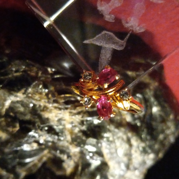 Gorgeous Avon ring with red and clear crystals. 7.5-8 ring sizer - Picture 4 of 6